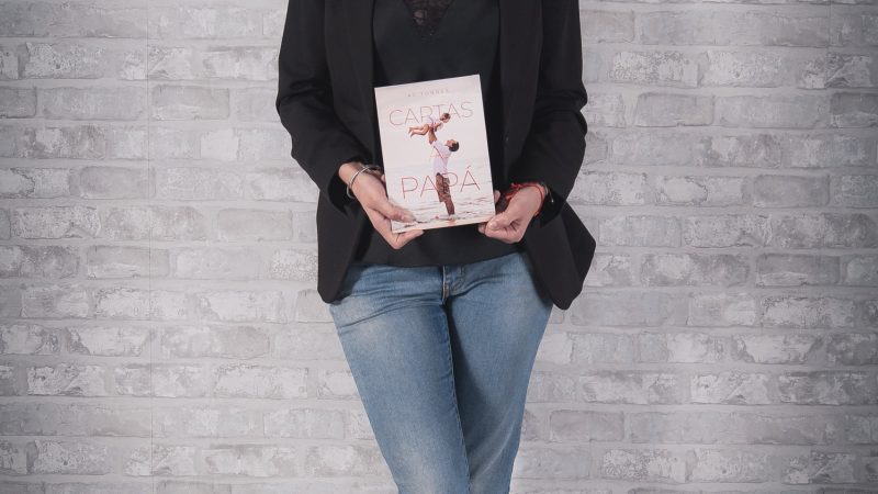 Charlamos con la exitosa escritora, AC Torres, sobre su obra «Cartas a papá»