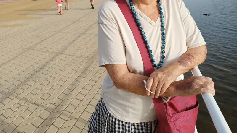 Descubrimos a la escritora Julia Manzano Arjona, la cual ha participado en la obra "En nuestras propias palabras"
