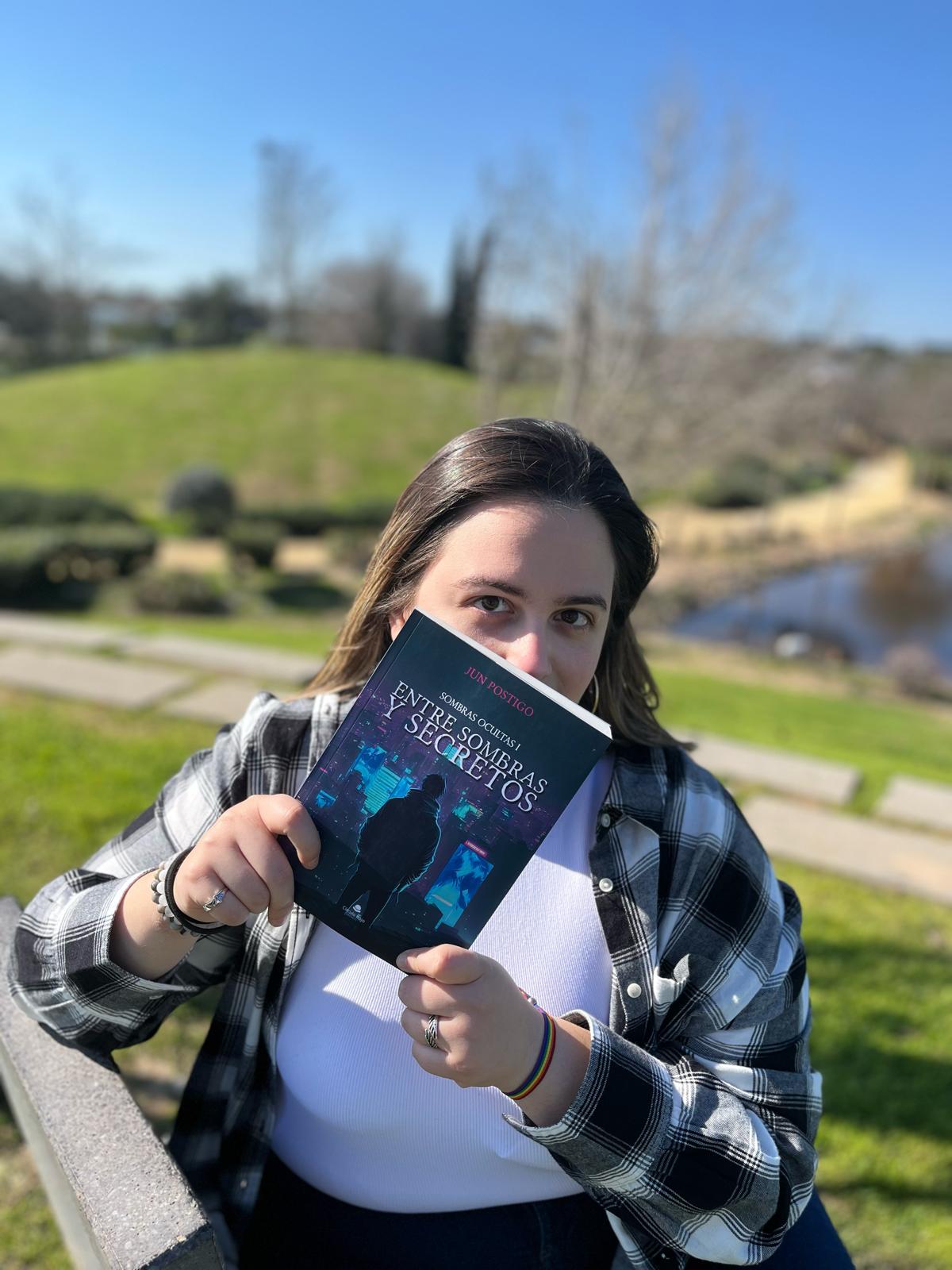 Descubrimos «Sombras Ocultas 1: Entre Sombras y Secretos», obra de la escritora Jun Postigo