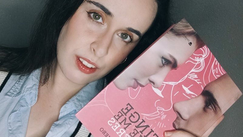 Disponible a la venta «Finge Que Me Quieres» de Andrea Díaz Romero