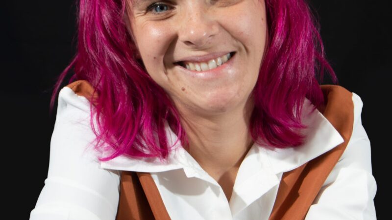 Madalina Stefanía Covaci Enciende las Emociones con «Ardiendo Tulipanes».