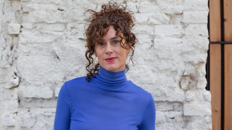 “Cara vista»: Una autoficción luminosa sobre reconstruirse entre ruinas.