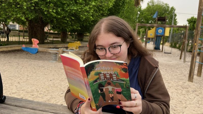 Paula se dirige a todo aquel que haya sufrido acoso escolar en su libro, ‘Menuda Movida’