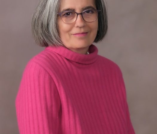 “Escribir es vivir lo que imaginas”: Teresa Valencia del Rincón y el alma detrás de «Iris»