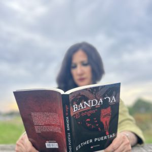 La novela que empezó con una caída mortal y terminó revelando un secreto imposible: así escribe Esther Puertas