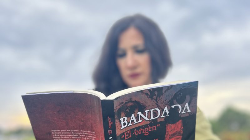 La novela que empezó con una caída mortal y terminó revelando un secreto imposible: así escribe Esther Puertas