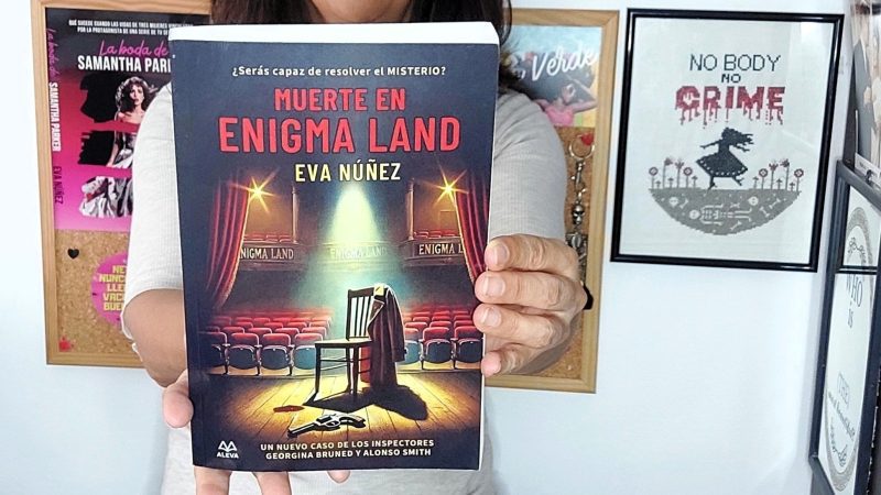 El asesinato que nadie vio venir: la autora que está revolucionando el thriller español con un parque temático lleno de secretos